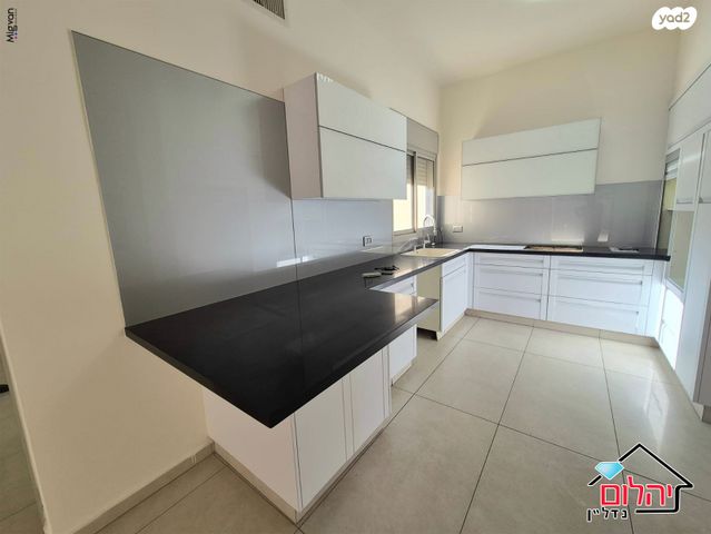 דירת גן, הזמר העברי, כפר סבא