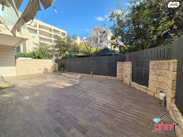 דירת גן, הזמר העברי, כפר סבא