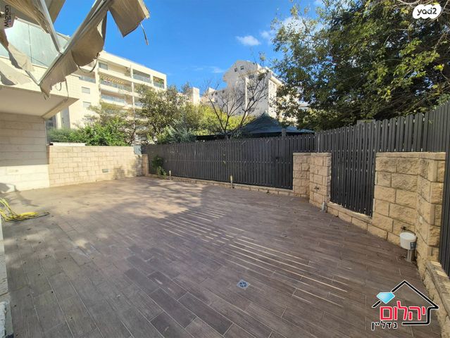 דירת גן, הזמר העברי, כפר סבא