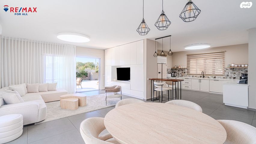 דו משפחתי, החרוב, נאות הפרחים, גן יבנה