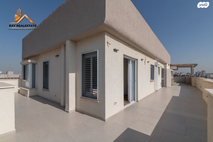 גג/ פנטהאוז, דוד וולפסון, רמז, מערב ותיק, ראשון לציון