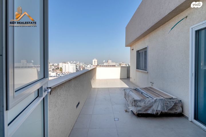 גג/ פנטהאוז, דוד וולפסון, רמז, מערב ותיק, ראשון לציון