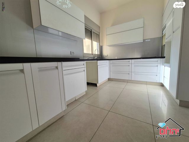 דירת גן, הזמר העברי, כפר סבא