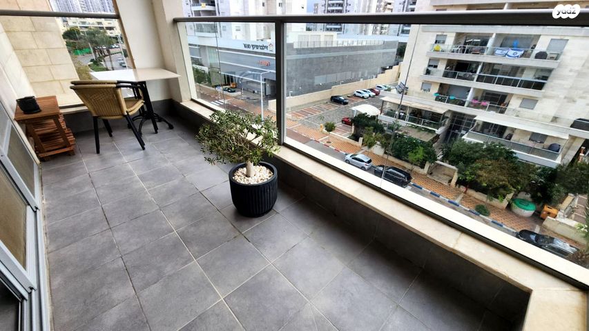 דירה, נחל איילון, צור יצחק