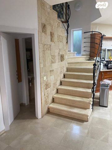 דו משפחתי, מורדי הגטאות, גבעת נשר, נשר