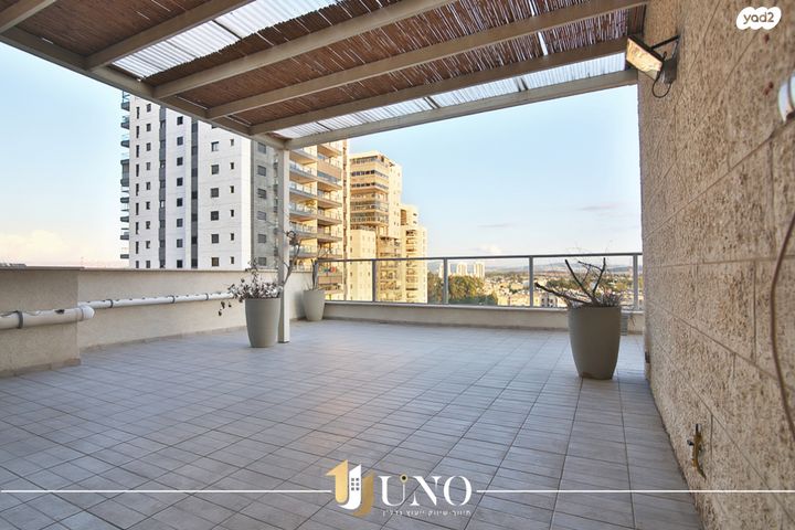 גג/ פנטהאוז, עפרה חזה 3, משכנות האומנים, קרית מוצקין