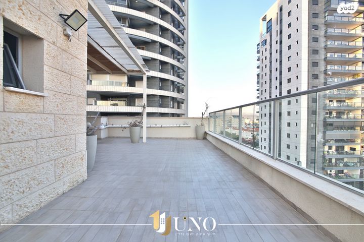 גג/ פנטהאוז, עפרה חזה 3, משכנות האומנים, קרית מוצקין