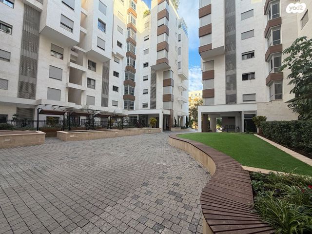 דירה, ז'בוטינסקי 12, רעננה