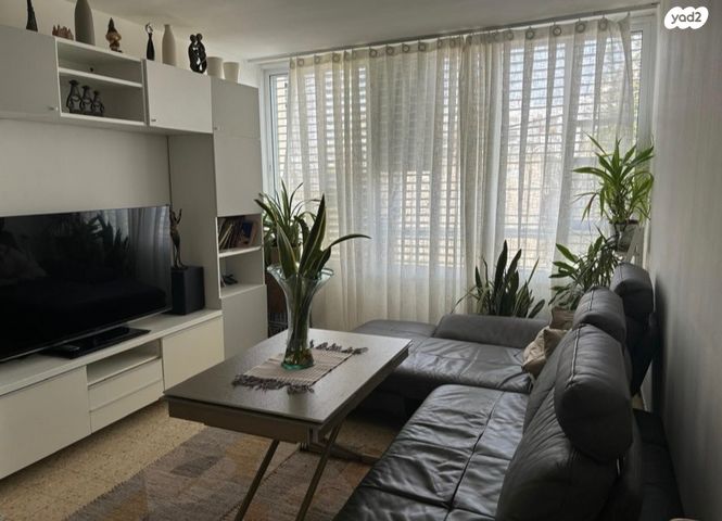 דירה, יאנוש קורצ'אק, קיראון, קרית אונו