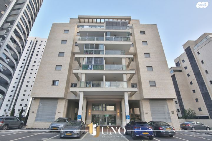 גג/ פנטהאוז, עפרה חזה 3, משכנות האומנים, קרית מוצקין