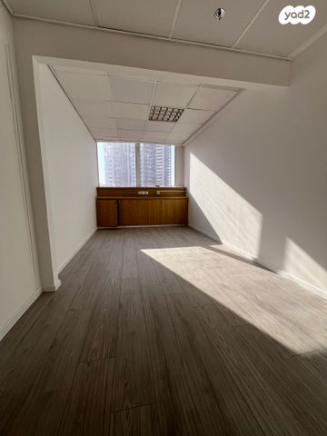 משרדים, דרך זאב ז'בוטינסקי 33, תל בנימין, רמת גן