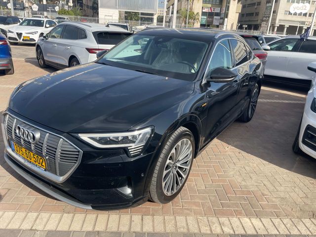 מודעת רכב אאודי E-tron