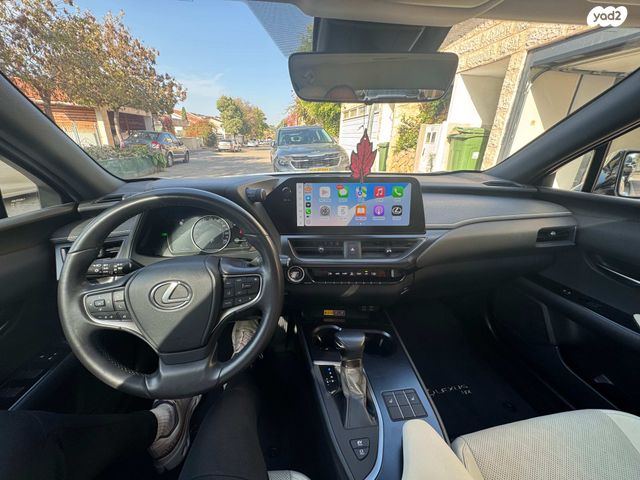 מודעת רכב לקסוס UX