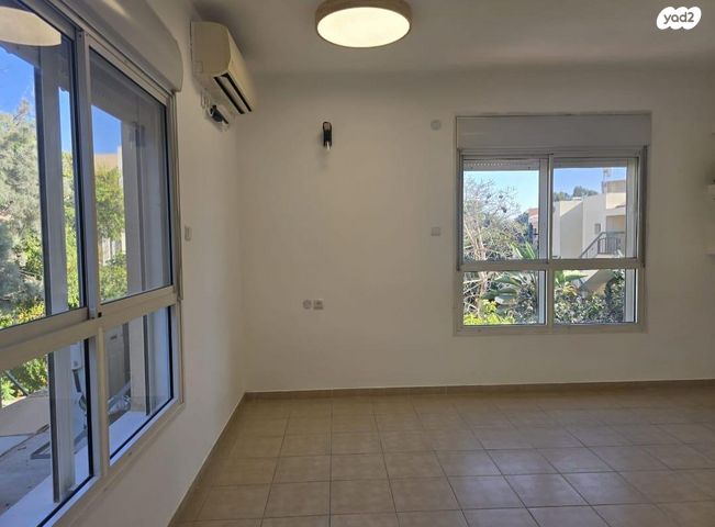 סמטת החרוב 7