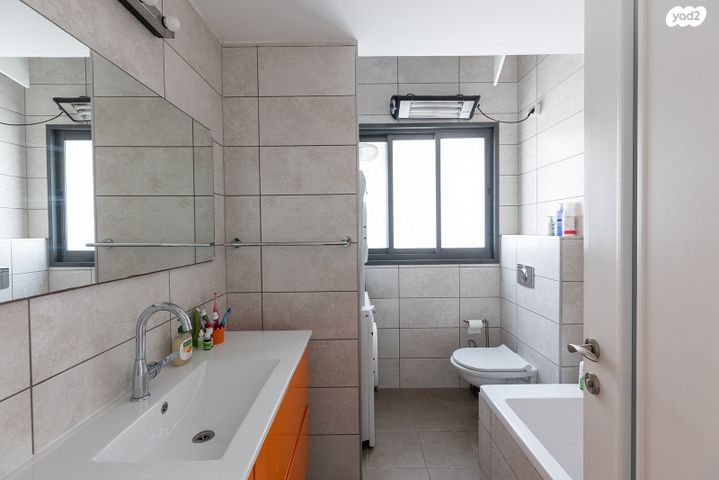 דירה, יהודית 5, חרוזים, רמת גן