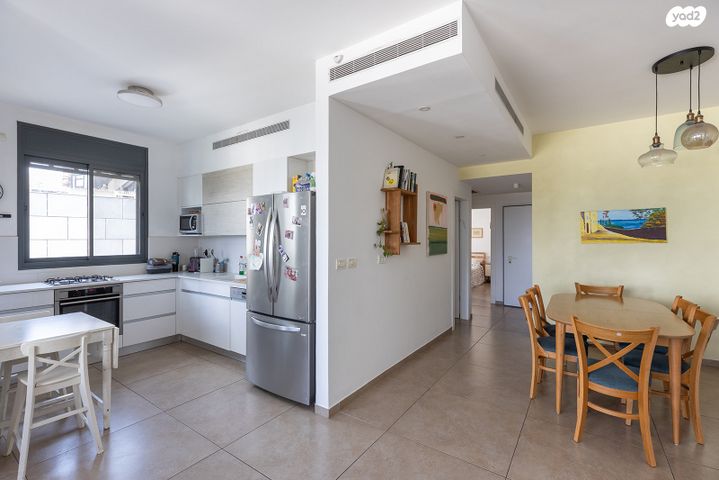 דירה, יהודית 5, חרוזים, רמת גן