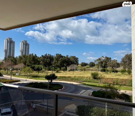 שדרות האגמים 1