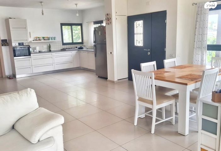 דו משפחתי, החרמון 33, אורנית, אורנית