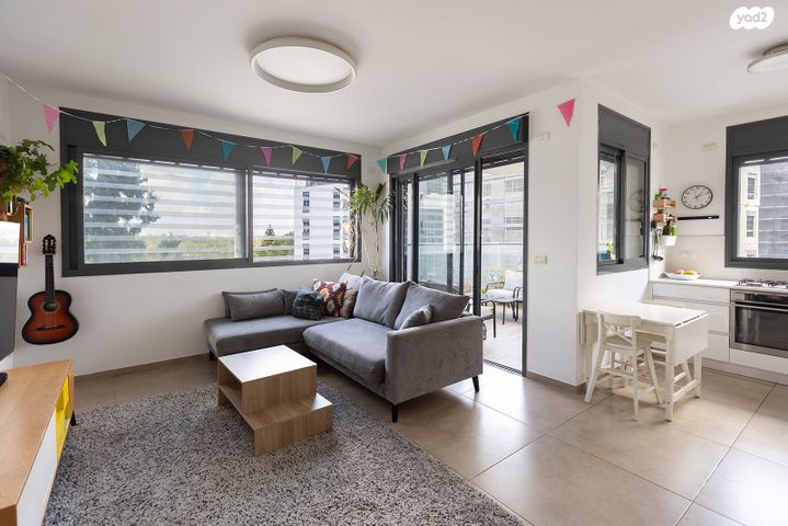 דירה, יהודית 5, חרוזים, רמת גן