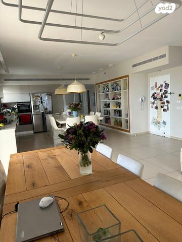 גג/ פנטהאוז, אסירי ציון 21, מגדיאל, הוד השרון