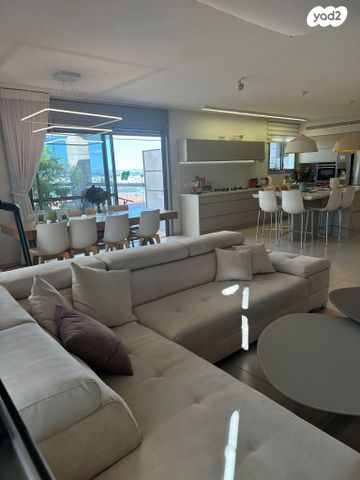 גג/ פנטהאוז, אסירי ציון 21, מגדיאל, הוד השרון