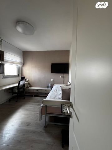 שדרות הציונות 8