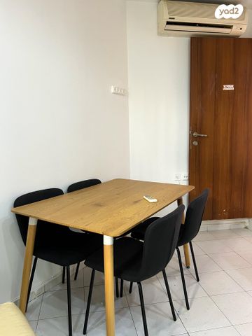 יחידת דיור, הרצוג 57, גני אזור, אזור