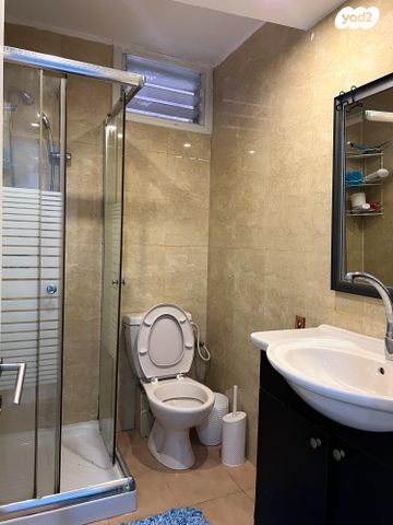 יחידת דיור, הרצוג 57, גני אזור, אזור