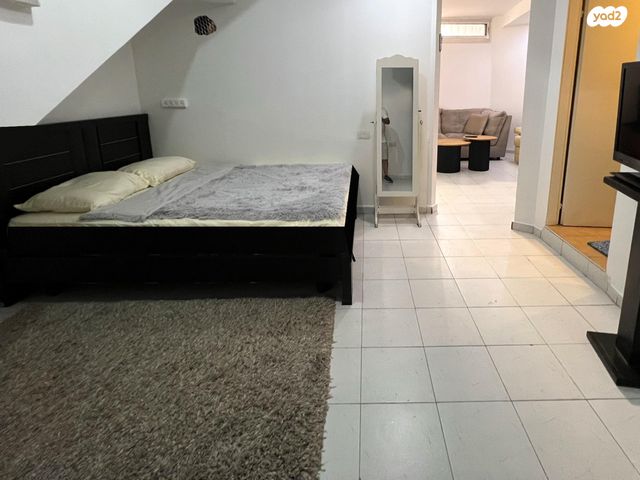 יחידת דיור, הרצוג 57, גני אזור, אזור