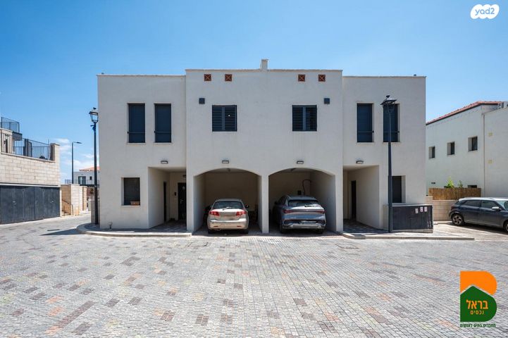 דו משפחתי, פארק היין, זכרון יעקב