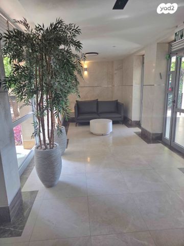 דירה, שדרות יצחק רבין, קדימה צורן