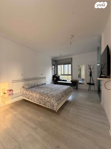 דירה, דרך אילות, גנים צפון, גני תקווה