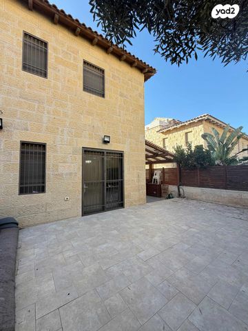 דו משפחתי, הר כתרון, הר כתרון, צור הדסה