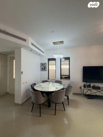 דו משפחתי, הר כתרון, הר כתרון, צור הדסה