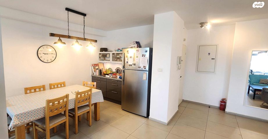 דירה, יגאל ידין, המגינים, מודיעין מכבים רעות