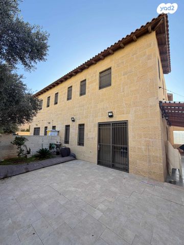 דו משפחתי, הר כתרון, הר כתרון, צור הדסה