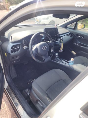 מודעת רכב טויוטה C-HR