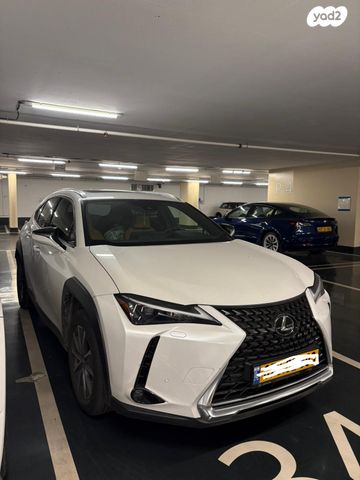 מודעת רכב לקסוס UX