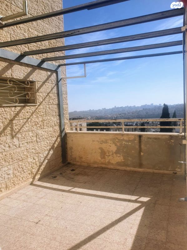 השישה עשר 33