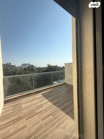 גג/ פנטהאוז, גאולה 10, קרית שרת, רעננה