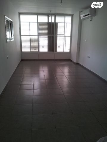 דירה, חומה ומגדל 35, מרכז, קרית עבודה, חולון