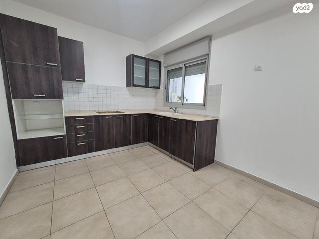 דירה, אפרים קישון, חתני פרס ישראל, באר יעקב