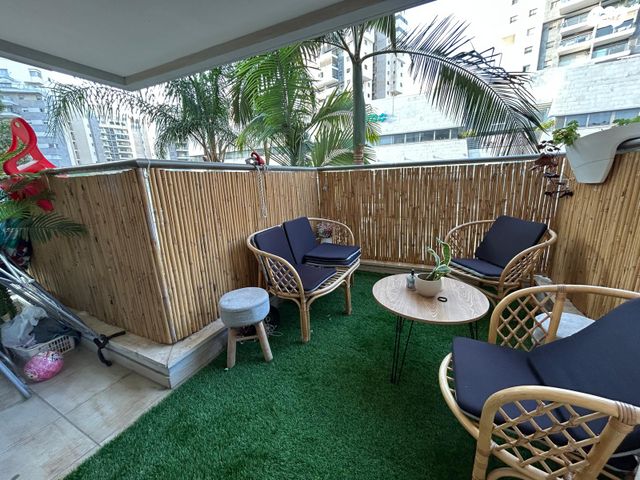 דירה, אפרים קישון, חתני פרס ישראל, באר יעקב