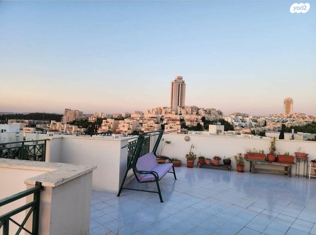 גג/ פנטהאוז, הנביאים, מודיעין מכבים רעות