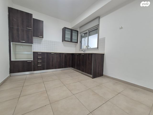 דירה, אפרים קישון, חתני פרס ישראל, באר יעקב