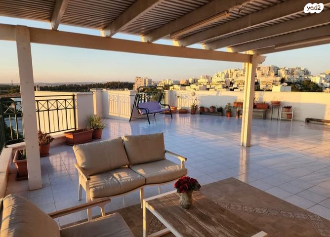 גג/ פנטהאוז, הנביאים, מודיעין מכבים רעות