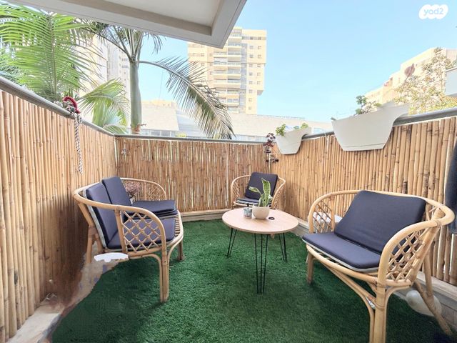 דירה, אפרים קישון, חתני פרס ישראל, באר יעקב