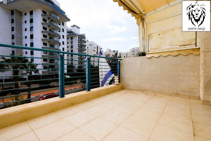 דירה, כרמל, אחוזת הנשיא, רחובות