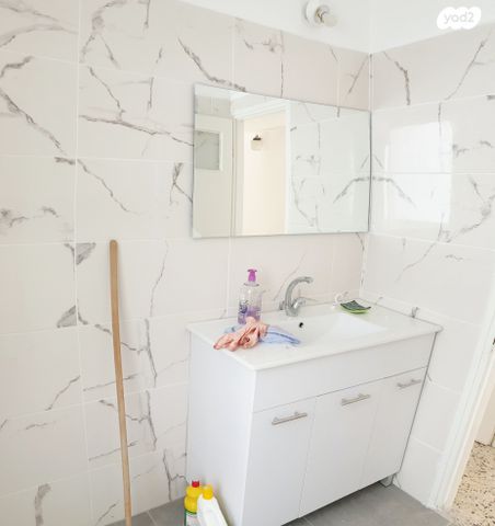 דירה, רש"י, רמב"ם, ראשון לציון