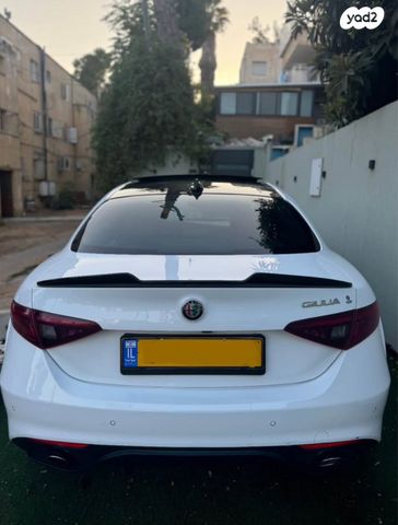 מודעת רכב אלפא רומיאו ג'וליה